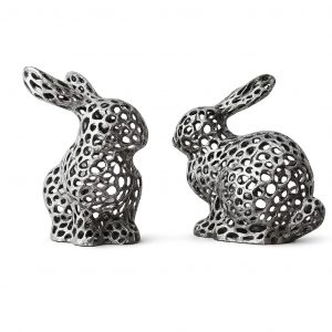 Zwei Hasenfiguren aus Titan Grade 5 mit offener Gitterstruktur aus dem 3D-Druck